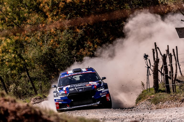 La tercera edición del Rally de Chile tuvo de todo y los pilotos tuvieron que extremar todos los recursos posibles para cruzar la meta. Fau Zaldívar fue uno de ellos, y al igual que Diego Domínguez Bejarano, también dejó bien en alto el nombre de Paraguay.