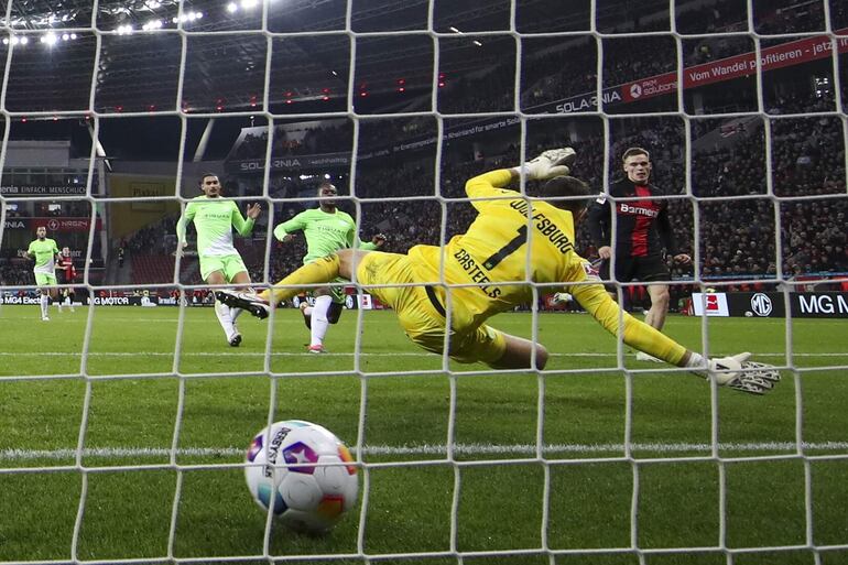 Leverkusen (Germany), 10/03/2024.- Leverkusen's Florian Wirtz scores the 2-0 goal against Wolfsburg's goalkeeper Koen Casteels during the German Bundesliga soccer match between Bayer 04 Leverkusen and VfL Wolfsburg in Leverkusen, Germany, 10 March 2024. (Alemania) EFE/EPA/CHRISTOPHER NEUNDORF CONDITIONS - ATTENTION: The DFL regulations prohibit any use of photographs as image sequences and/or quasi-video.
