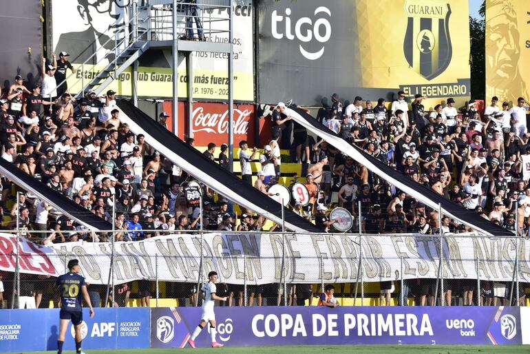 La bandera que colgaron los barras de Olimpia en el partido frente al Sportivo Trinidense por la novena jornada del torneo Apertura 2024 del fútbol paraguayo en el estadio Rogelio Silvino Livieres, en Asunción.