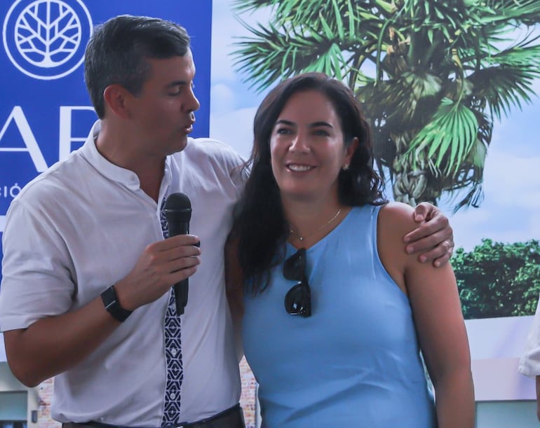 Imagen ilustrativa: el presidente de la República, Santiago Peña, junto a la ministra del MOPC, Claudia Centurión.