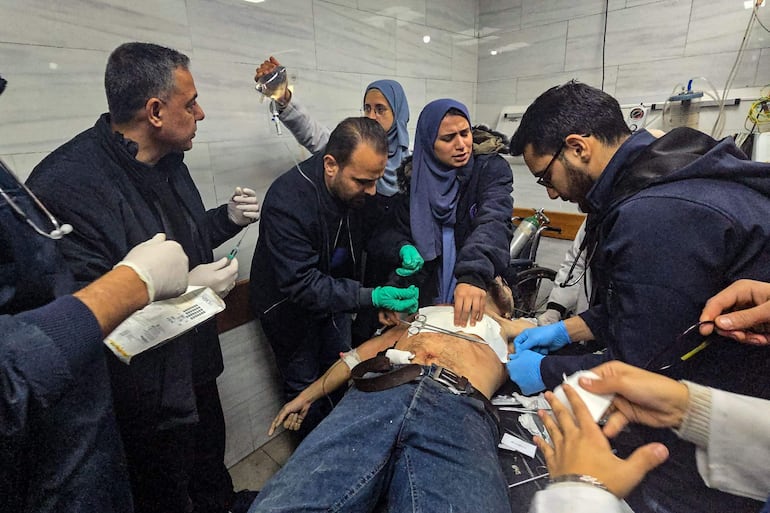 Una persona herida recibe atención médica este viernes en el hospital Kamal Adwan, en Beit Lahia, en el norte de la Franja de Gaza.