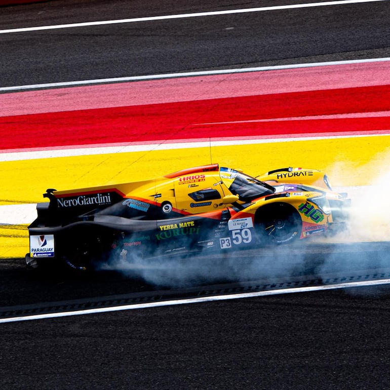 Momento exacto del trompo que sufrió el auto #59 de Óscar Bittar, tras ser tocado por otro monoplaza en la carrera ayer.