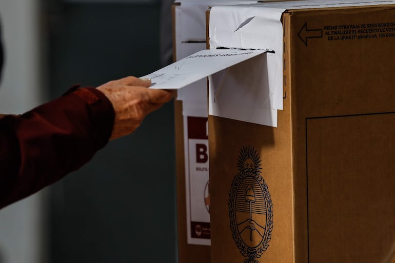 Ciudadanos votan en las elecciones primarias hoy, en un colegio electoral de Buenos Aires (Argentina). Unos 35,4 millones de argentinos están convocados para definir con su voto las listas de candidatos que quedarán habilitados para competir en las elecciones generales del 22 de octubre, cuando se elegirán presidente y vicepresidente, se renovarán 130 de los 257 escaños de la Cámara de Diputados y 24 de las 72 bancas del Senado, y se elegirán 43 representantes argentinos para el Parlamento del Mercosur.