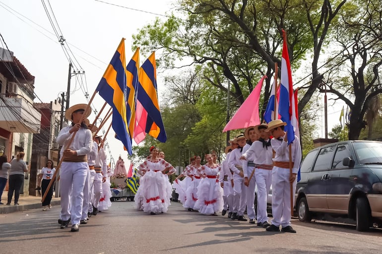 Despliegue de bailarines en tradicional Bandera Jere. (foto facebook).