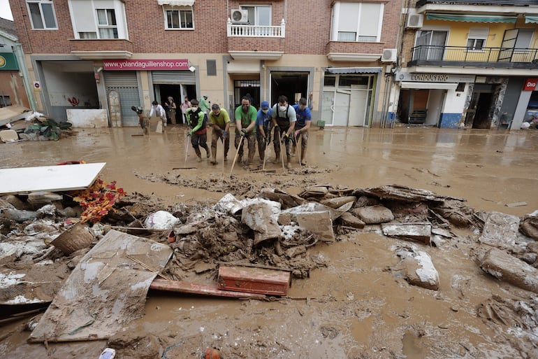 La provincia de Valencia intenta retomar la actividad laboral y las clases en los colegios mientras continúan de forma intensa las labores de búsqueda de desaparecidos, de abastecimiento y atención a los damnificados, y de la limpieza de las calles y bajos de numerosos municipios, sobre los que ha vuelto a llover este domingo. 
