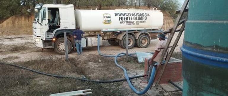 El camiòn cisterna, distribuyendo agua tratada, en la comunidad de Toro Pampa.