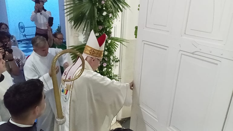 Monseñor abre las puertas de la Catedral de San Lorenzo y los fieles copan el templo.