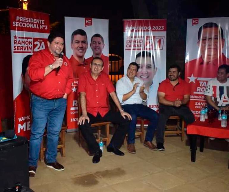 El concejal Ramón Servín junto al senador Erico Galeano y el diputado Diego Candía, durante la campaña proselitista.