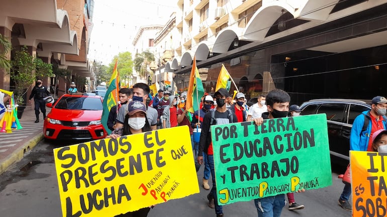 Marcha de la Juventud Paraguay Pyahura por el centro de Asunción.