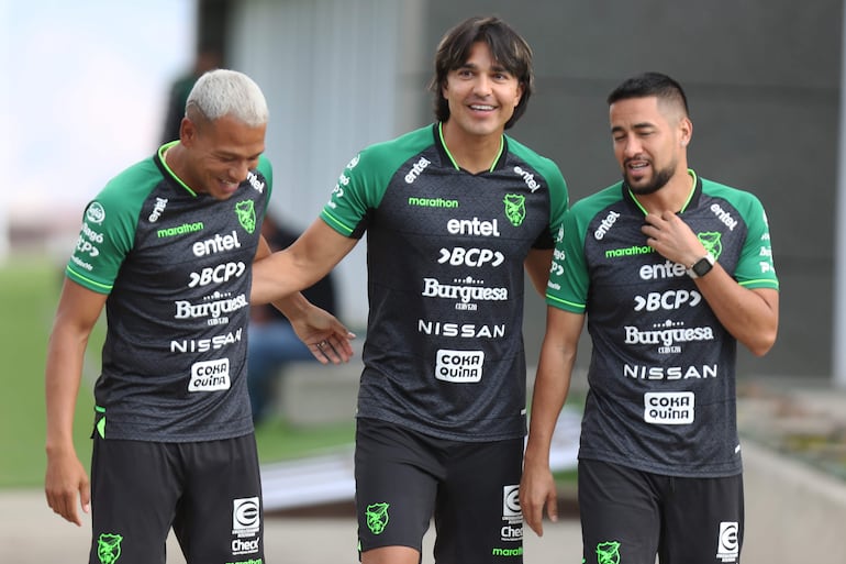 Marcelo Martins Moreno (c) habla con sus compañeros Jair Reinoso (i) y Rodrigo Ramallo (d) durante un entrenamiento de la selección boliviana en La Paz (Bolivia).