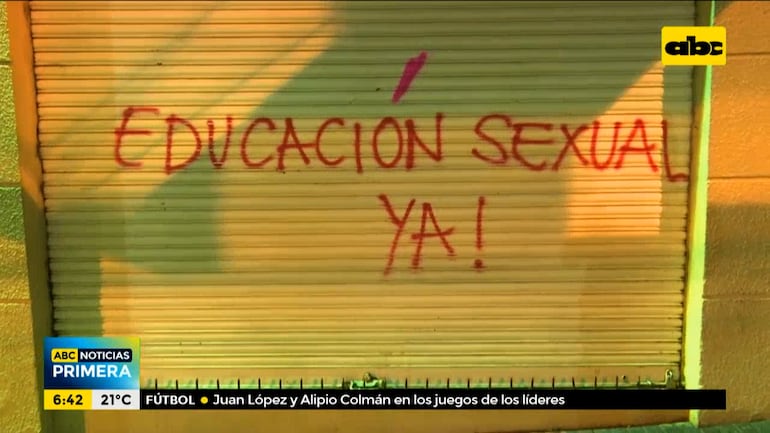 Las paredes quedaron impregnadas con frases hechas con pintura en aerosol.