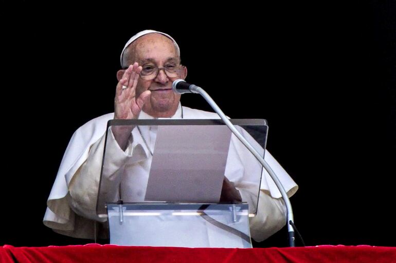 El papa Francisco desde su ventana en la Plaza de San Pedro.