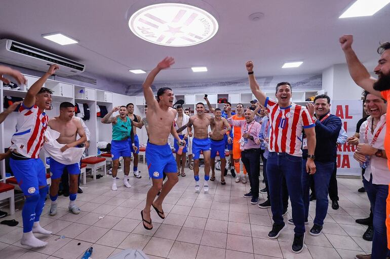 Imagen de archivo, el presidente Santiago Peña celebra la victoria de la Selección Paraguaya