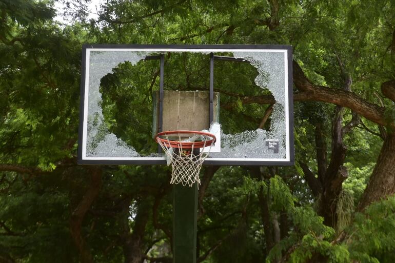 Vándalos rompieron los tableros de básquetball en el Parque Caballero.