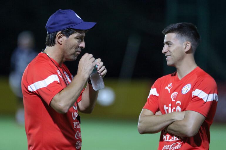 El argentino Daniel Garnero, entrenador de la selección paraguaya, en el entrenamiento en Ypané, Paraguay.