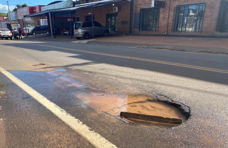 Peligroso bache en la calle Coronel Martínez, vecinos de la zona colocaron una rama como advertencia para evitar daños en los vehículos que circulan por allí.