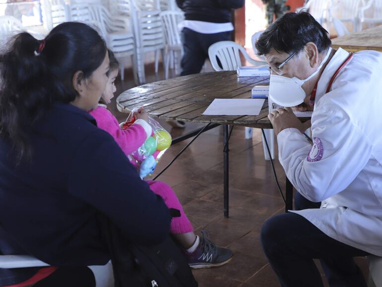 El pediatra amigo conversa con la madre de una de las pacientes.