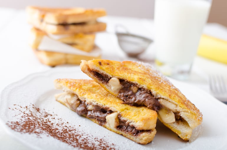 Tostadas a la francesa con banana y chocolate.