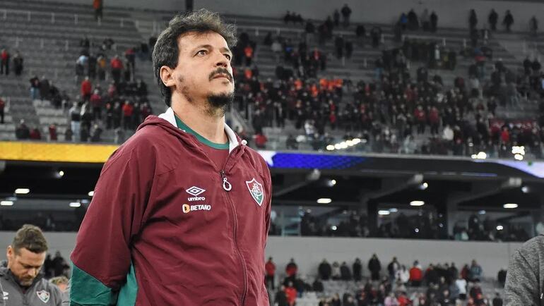 El brasileño Fernando Diniz, entrenador de Fluminense, en el partido contra Athletico Paranaense por la jornada 21 de la Serie A de Brasil en el estadio Arena da Baixada, en Curitiba, Brasil.