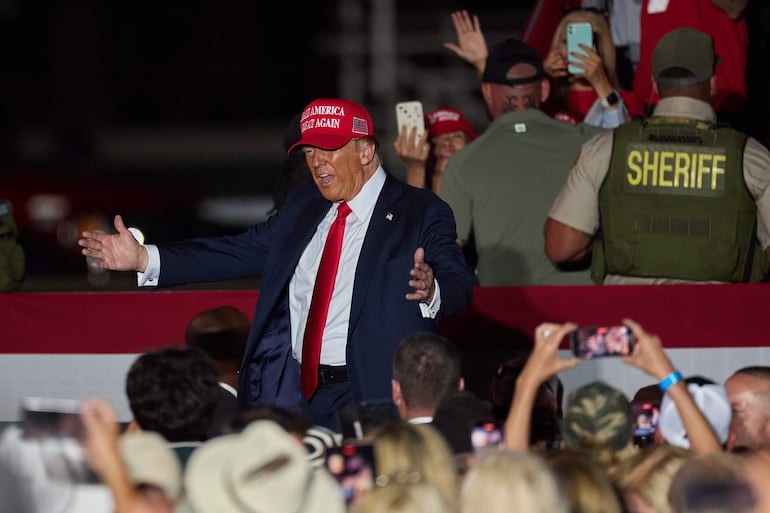 El expresidente de EE. UU. y actual candidato presidencial republicano, Donald Trump, se retira tras dar un discurso durante un mitin electoral en Coachella, California.