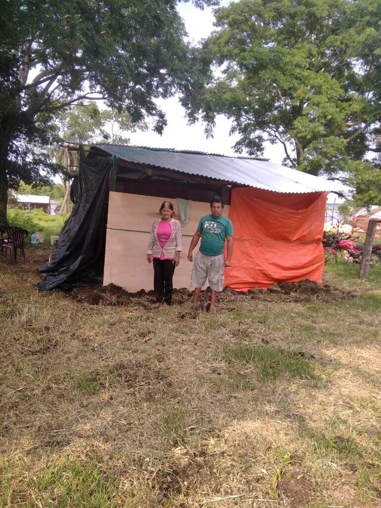 Las familias damnificadas recibieron chapas, carpas, terciadas de la SEN y Gobernación de Paraguarí.