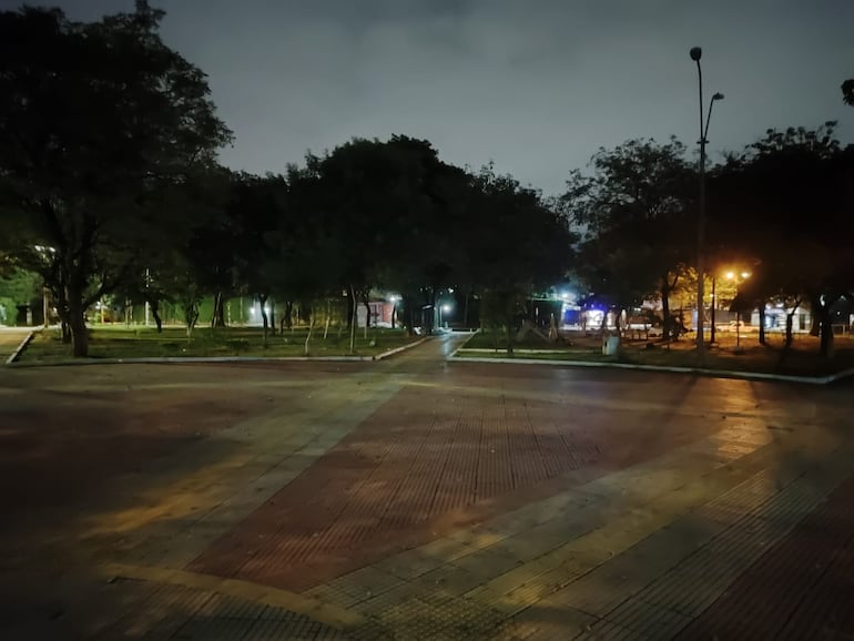 Vecinos del barrio Mariscal Estigarribia reclaman por la falta de iluminación en la plaza Pedro Juan Caballero.