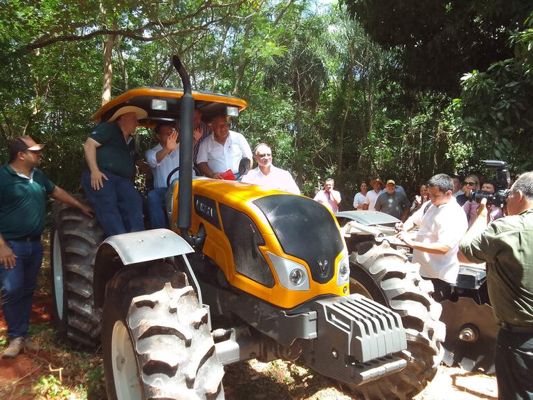 Preciso momento en que el ministro de Agricultura Carlos Giménez realiza la entrega oficial del tractor agrícola a los productores de la calle 2.000.