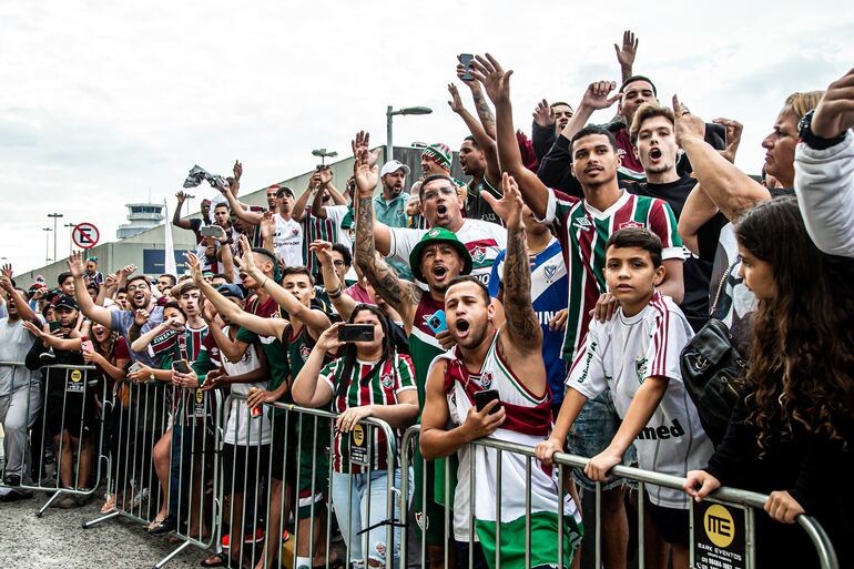 Aficionados de Fluminense en el aeropuerto de Galeão, en Río de Janeiro.