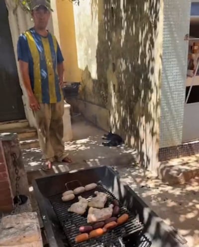 Preparan sado en medio de las tumbas en el Cementerio de la Recoleta.