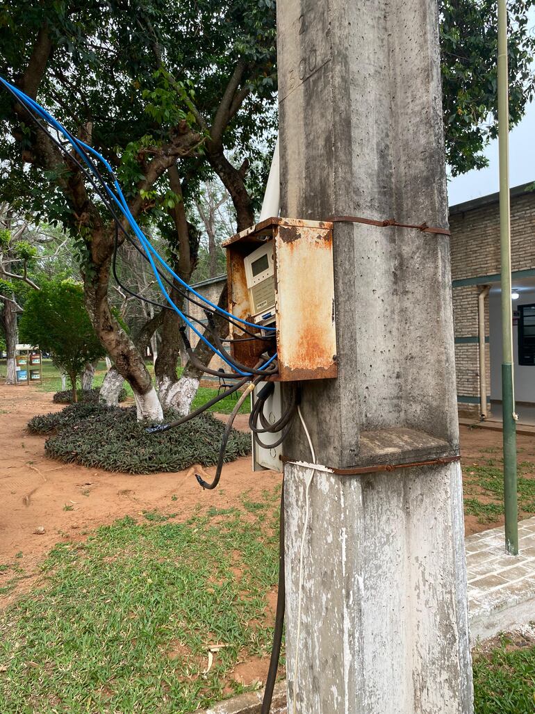 Conexión eléctrica precaria en la filial de Derecho de San Pedro del Ycuamandiyú