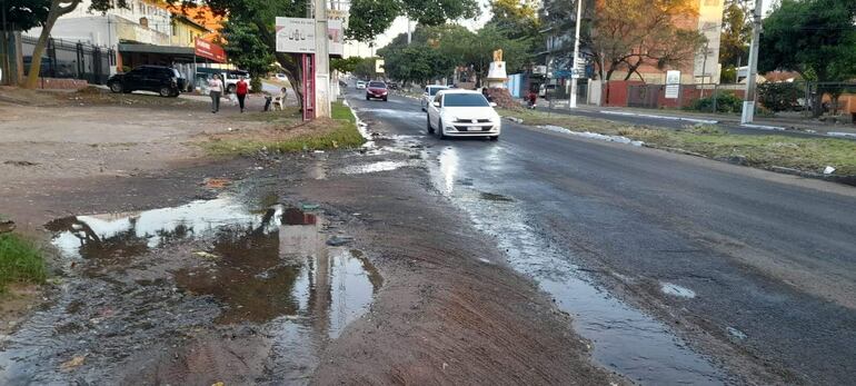 Los desechos cloacales adornan las calles de Lambaré. 