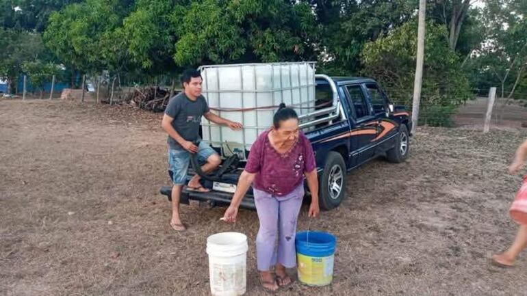 Ciudadanos también apoyan la distribución de agua a las comunidades.  