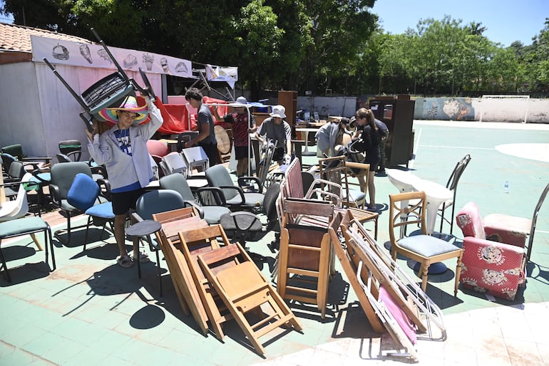 Voluntarios preparan los artículos para la venta en la Feria de Corazones Abiertos, que arranca hoy en el colegio Alvarín Romero de Villamorra, Asunción.