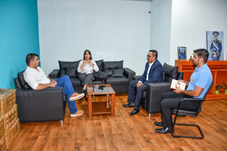 Momento de la reunión entre el embajador boliviano, Rufino Pasquito Tarumbara y el intendente de San Antonio, Santiago Aguilera. Participaron también, la consejera de la sede diplomática, Helena Irene Argirakis Jordán y el secretario privado de la municipalidad, Gerardo Gayoso.