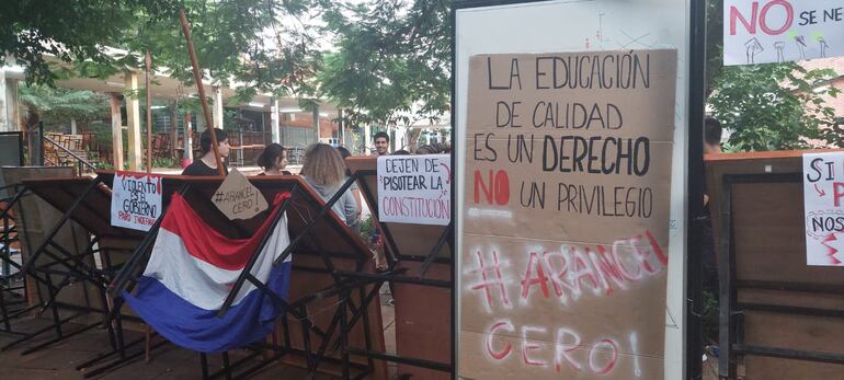 Estudiantes de FADA (UNA) tomaron la facultad para exigir el veto al proyecto aprobado "Hambre cero en las escuelas".