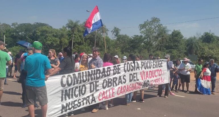 Pobladores de Caacupé se movilizan para exigir viaducto peatonal