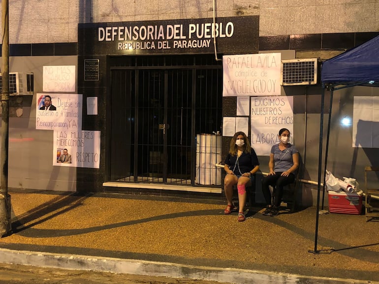 Bibiana Bóbeda, Gissell Rivas, Shirley Cantero y  Silvana Cáceres, funcionarias despedidas de la Defensoría del Pueblo  24-02-22  William Vera