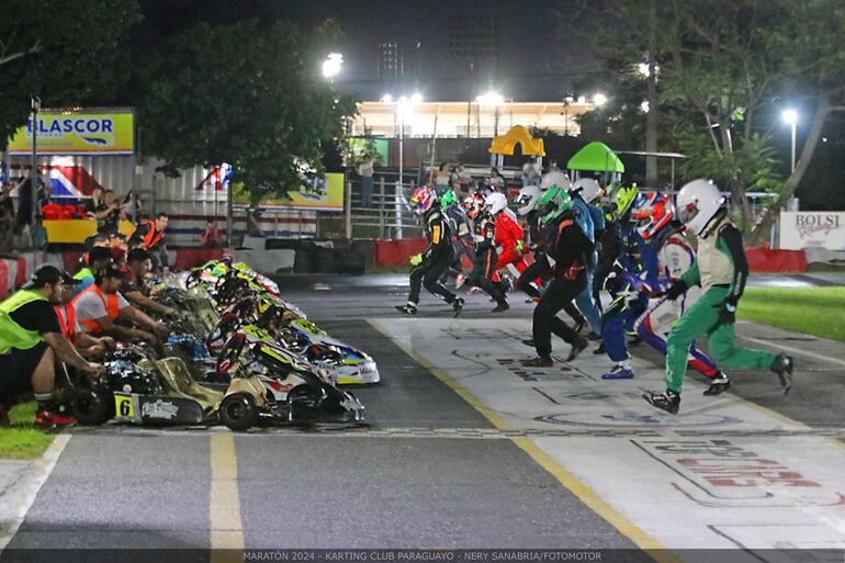 Partida al estilo Le Mans de la maratón de karting que se celebró el sábado en el kartódromo de Ñu Guasu, en las categorías Escuela, Rotax Micro Max y Fortex.