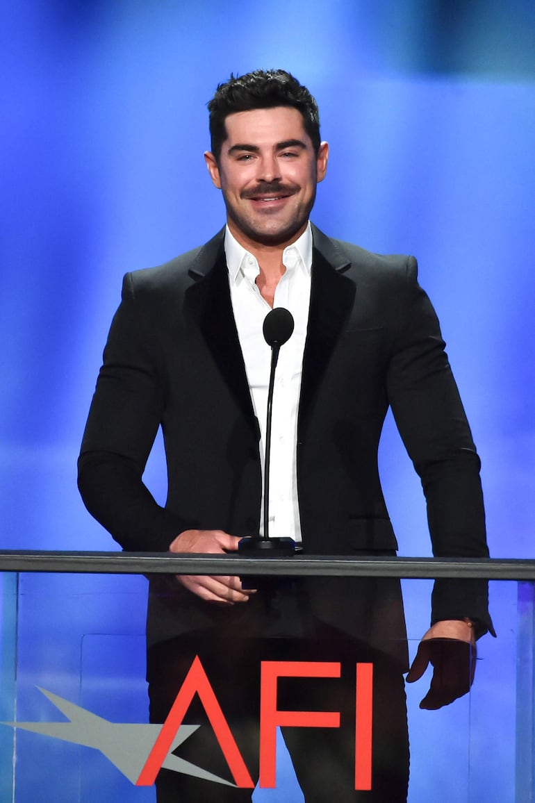 Zac Efron, muy elegante en la edición número 49 de los AFI Lifetime Achievement Award. (Alberto E. Rodriguez/Getty Images/AFP)
