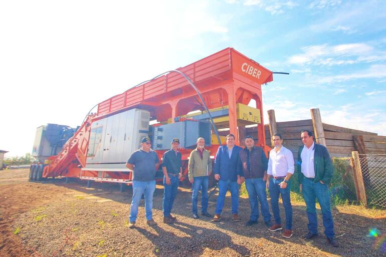 Gobernadores electos de Guairá y Caaguazú, César Luis Sosa y Marcelo Soto, respectivamente, junto a los empresarios durante la verificación de la planta asfáltica. 