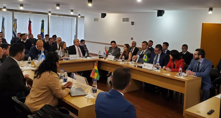 Imagen de la reunión de la Comisión del Acuerdo de Hidrovía, este martes en Buenos Aires, en la embajada de Brasil, país que tiene la presidencia Protémpore.