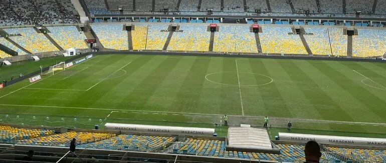 El césped del estadio Maracaná está en mal estado por la cantidad de partidos.