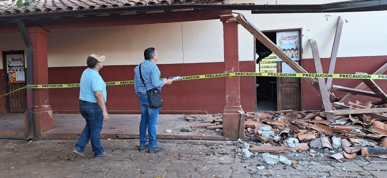 El director del 0bras del MEC, ingeniero Carlyle Alvarenga, junto al secretario de Educación de la Municipalidad, Pascual Vega (con quepis), revisan las condiciones en las que quedó el pabellón. 