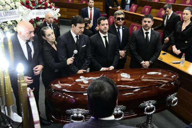 Orlando Arévalo (izq.) Silvio Ovelar, Raúl Latorre, Roberto González y Óscar Rodríguez, participaron del homenaje a Walter Harms.