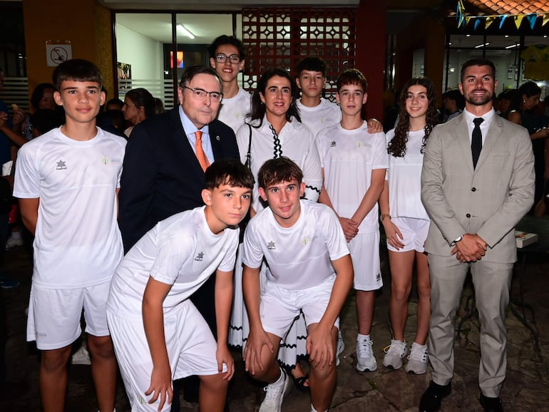  Carmen Castiella Ruiz de Velasco, embajadora de España y Jorge Segovia, junto a la delegación de estudiantes de España.