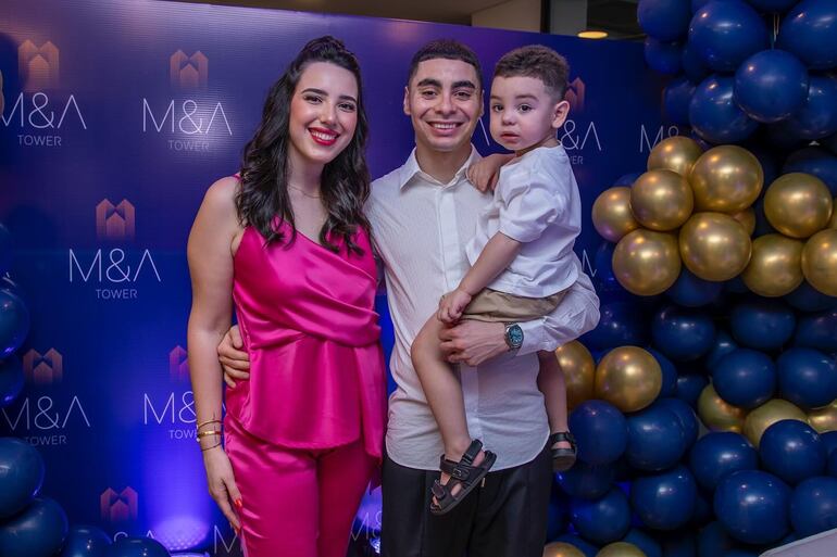 Miguel Almirón junto a su esposa Alexia Notto y su hijo Francesco en la inauguración de su edificio.