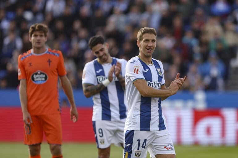 El delantero serbio del Leganés Darko Braanac (d) celebra tras marcar un gol durante el encuentro que disputan este domingo contra el Celta de Vigo en el estadio Municipal Butarque, correspondiente a la jornada 11 de LaLiga.