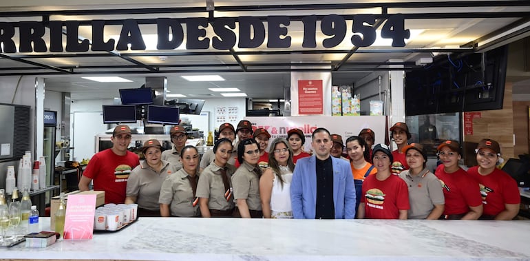 Los colaboradores de Burger King junto a Martina Rojas y Eduardo Álvarez.