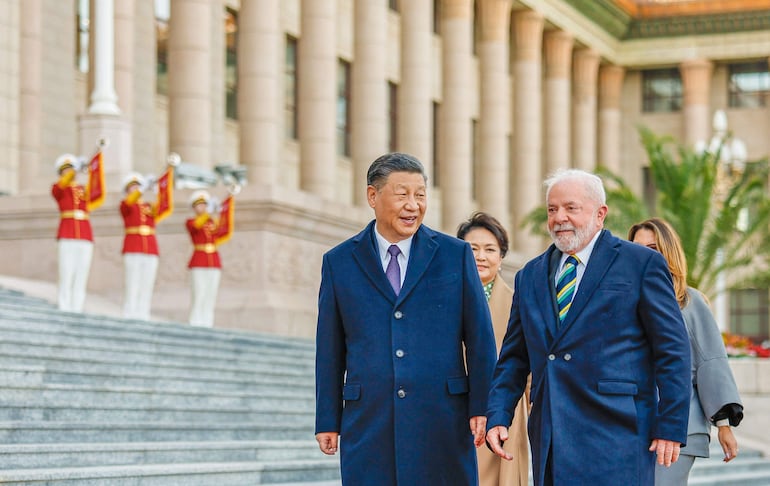 El presidente de China, Xi Jinping (i) y el de Brasil, Luiz Inacio Lula da Silva.