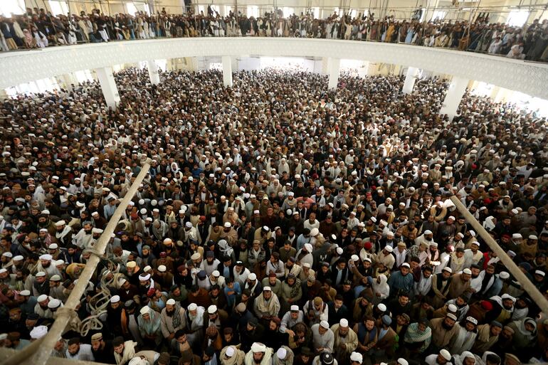 Akora Khattak (Pakistan), 01/03/2025.- People attend the funeral of Maulana Hamidul Haq Haqqani Maulana Hamidul Haq Haqqani, leader of the Islamic political party Jamiat Ulema-e-Islam-Sami (JUI-S), in Akora Khattak, Khyber-Pakhtunkhwa province, Pakistan, 01 March 2025. A suicide bombing at the Islamic seminary on 28 February killed at least four people, including Maulana Hamidul Haq Haqqani, the chief of Jamiat Ulema-e-Islam-Sami (JUI-S), following Friday prayers, police said. EFE/EPA/ARSHAD ARBAB
